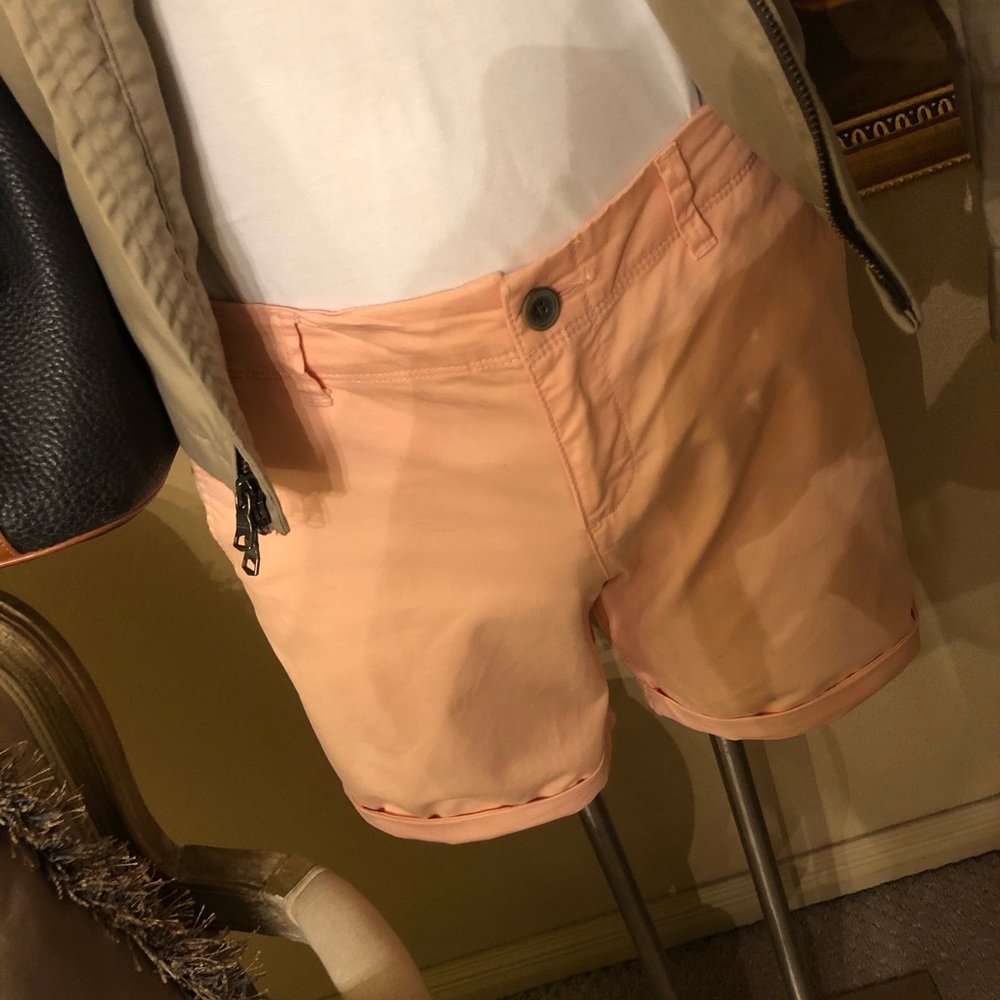 Old Navy Women’s Shorts - Picture 3 of 4